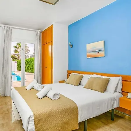Cala'n Blanes Sleeps 9 Pool Air Con Wifi * Кала-эн-Бланес