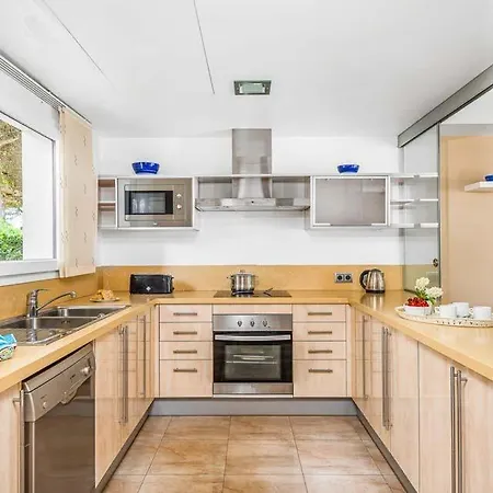 Вилла Cala'n Blanes Sleeps 9 Pool Air Con Wifi Кала-эн-Бланес